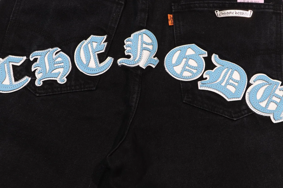 P260 [Next day] Chrome Hearts | Chrome Hearts CH city limited series Sanskrit cross patch leather jeans - black and blue color matching - "Los Angeles" limited edition jeans. The finished products need to be washed and then disassembled and hand-ordered. The sheepskin cross leather is then spliced ​​to complete. The whole piece requires too much craftsmanship to explain. The texture can be seen in hand, and it looks good. The upper body effect is particularly stiff and stylish, super stylish. The same style for men and women - Color: black and blue. Size: 28 30 32 34. Corresponding sizes s-xl. Available in stock and shipped in seconds. Detailed sizes can be found in Figure 9.